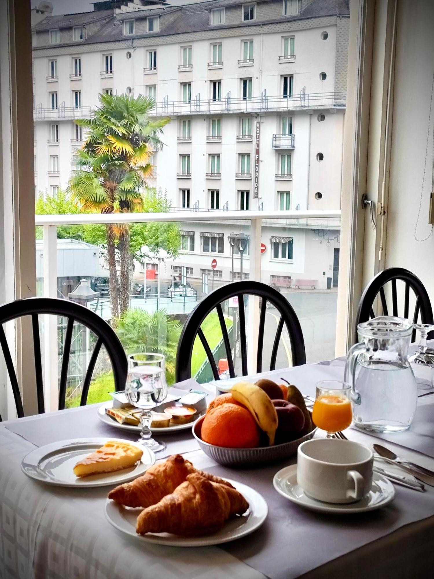 Hotel De Lisieux Lourdes Bagian luar foto